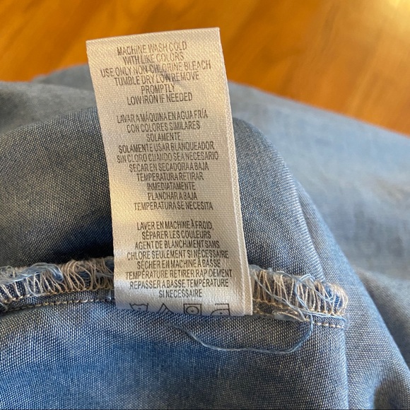 Akira Chicago Red Label Sleeveless Chambray Top - Picture 6 of 6